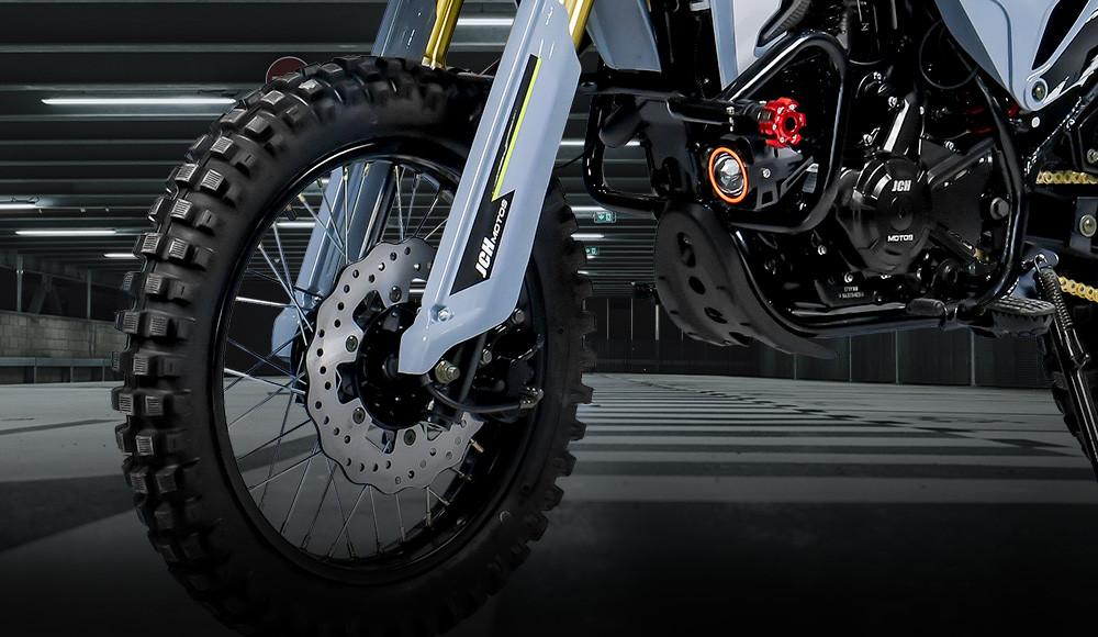 Moto todo terreno MRX 250 parte delantera